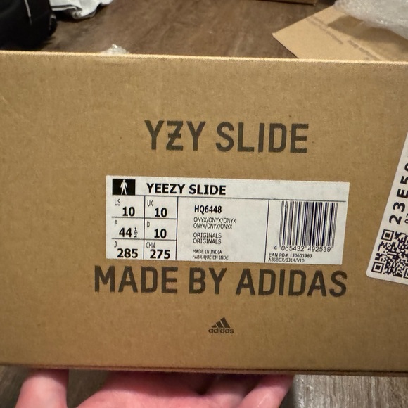 Yeezy Slides - Picture 3 of 5